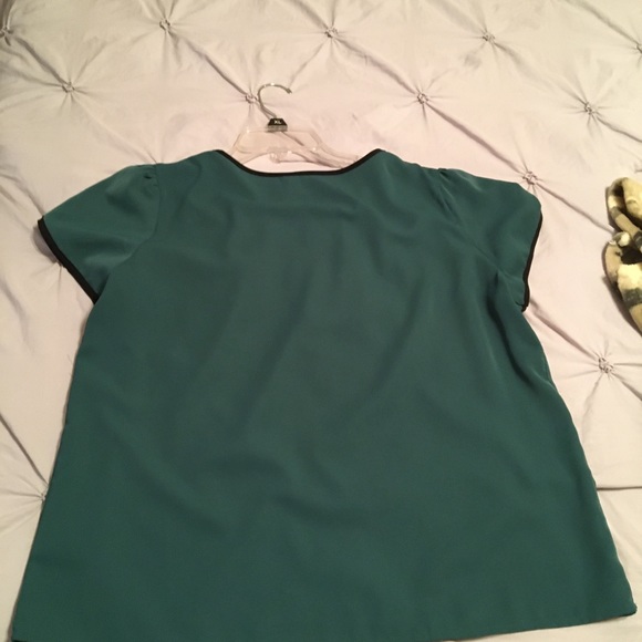 Green blouse trimmed in black - Picture 2 of 5